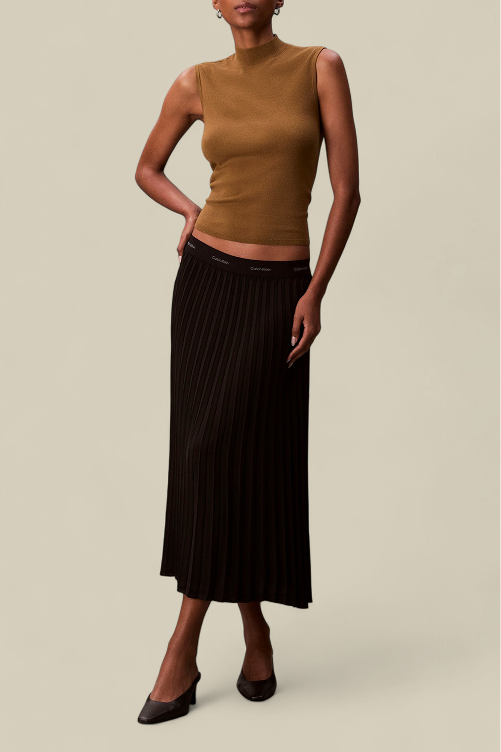 תמונת כל הלוק של חצאית פליסה